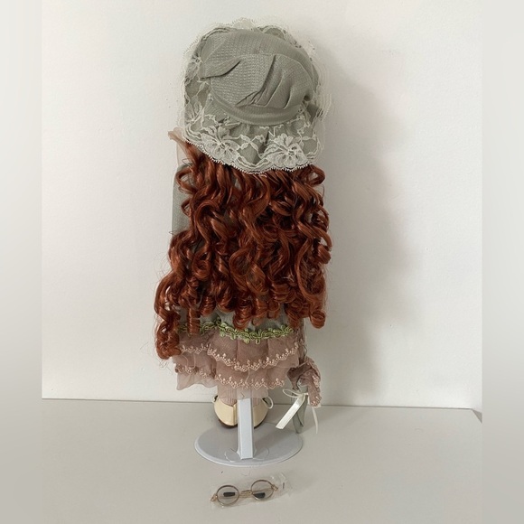 Vintage Porcelain Doll in Victorian Green Dress – Includes Box & Accessories - Picture 5 of 8